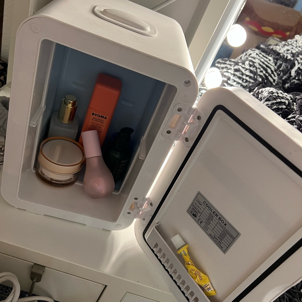 Comestic mini fridge